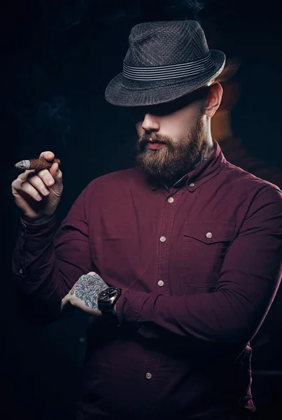 Divatos férfi szakállas — Stock Fotó