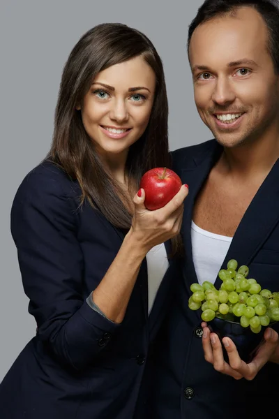 Çift holding meyve. — Stok fotoğraf