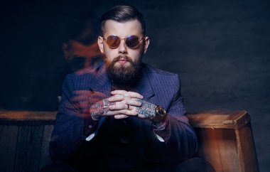 Casual adam koyu arka plan üzerinde portresi.