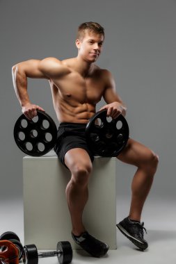 Genç gömleksiz vücut geliştirmeci.