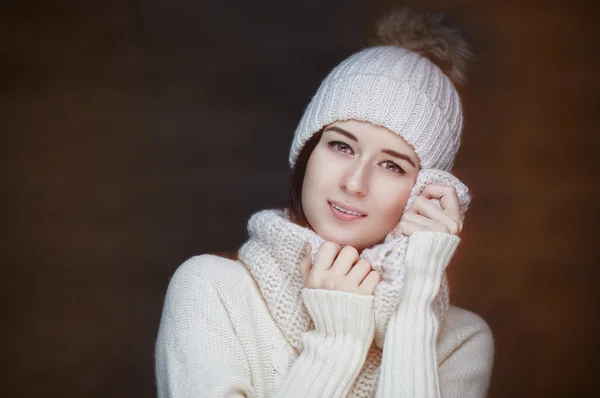 Een vrouw in warme kleren. — Stockfoto