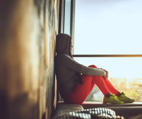 Mujer en pantalones rojos y zapatos amarillos — Foto de Stock