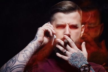 Kollarını üzerinde tattooes olan bir adam.