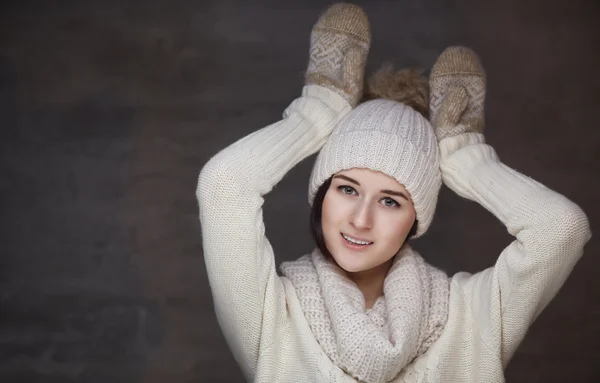 Una ragazza in pullover caldo — Foto Stock