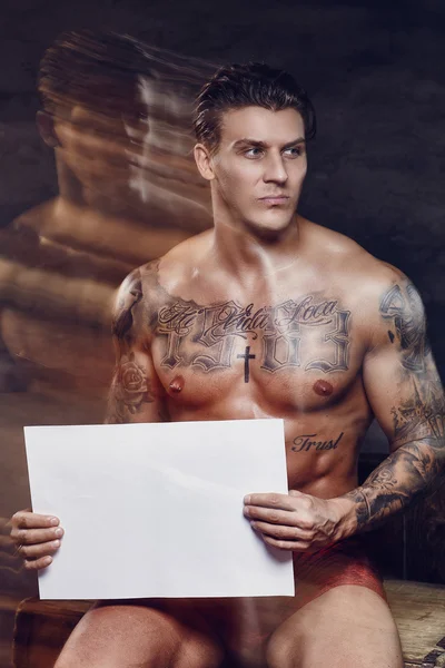 Svalnatý chlapík s Tetovaný těla — Stock fotografie