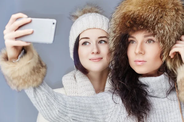 Two women in winter clothes — Stock Photo, Image