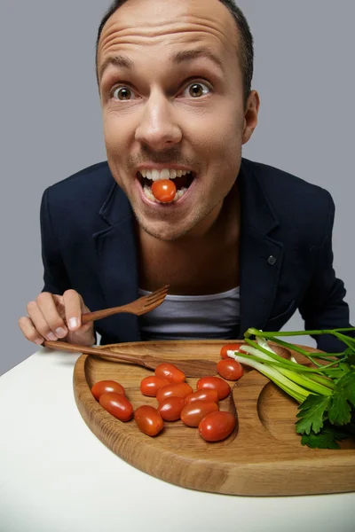 L'homme mange de la salade — Photo