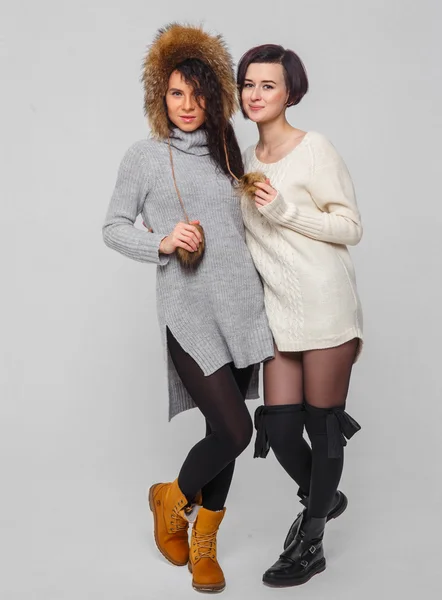Två kvinnor i varma kläder. — Stockfoto