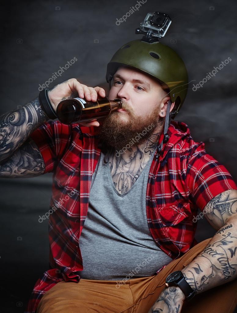 Бородатый мужик жарит сладких шалавин Бородатый мужик жарит сладких шалавин