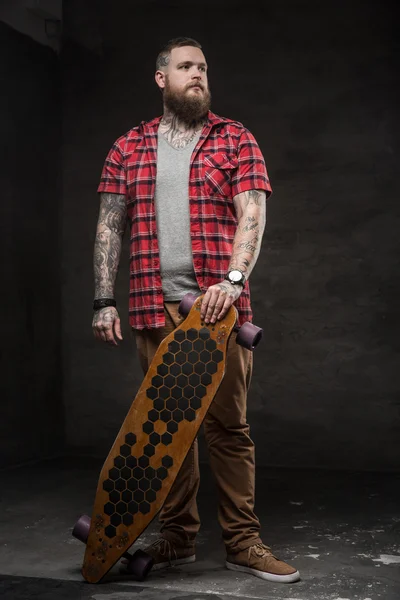 Bearded man with longboard. — Stock Photo, Image