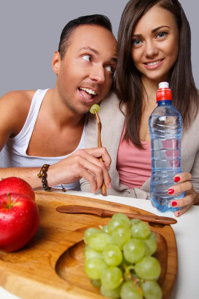 Paar glimlachen bij lunchtijd. — Stockfoto