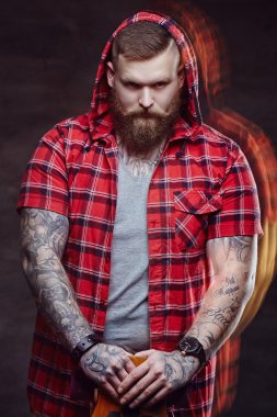 Kırmızı gömlekli sakallı adam