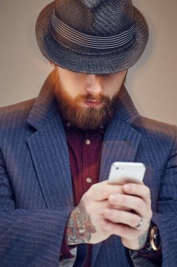 şapkalı bir sakallı adam