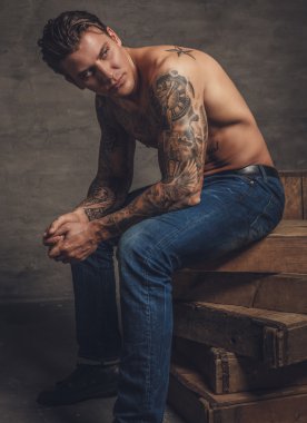 gömleksiz kaslı adam