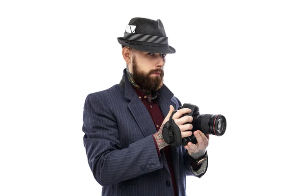 Hombre sosteniendo dslr cámara de fotos . — Foto de Stock