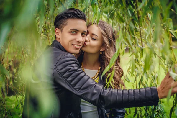 Jovem casal posando debaixo da árvore . — Fotografia de Stock