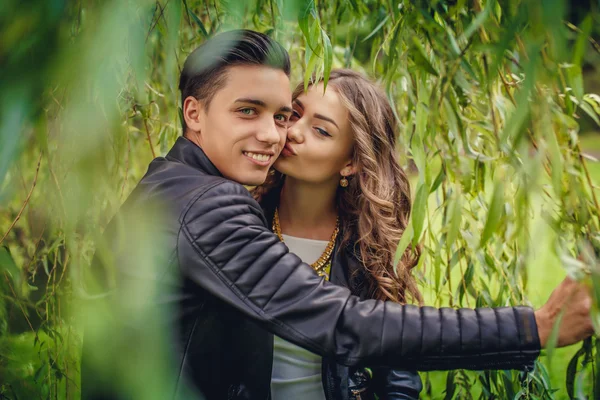 Jovem casal posando debaixo da árvore . — Fotografia de Stock