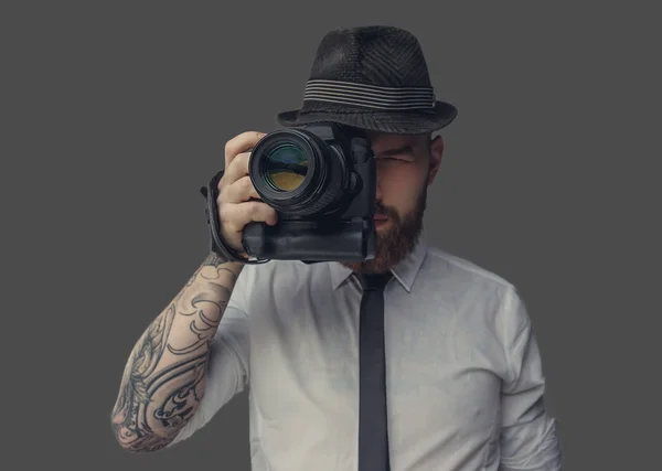 Un uomo con tatuaggi sulle braccia — Foto Stock