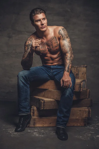 Shirtless svalnatý muž — Stock fotografie