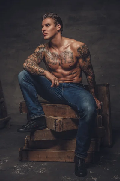 Shirtless svalnatý muž — Stock fotografie