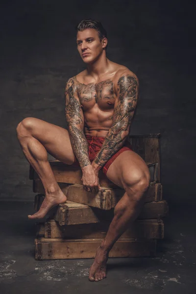 Nudo muscolare tatuato ragazzo — Foto Stock