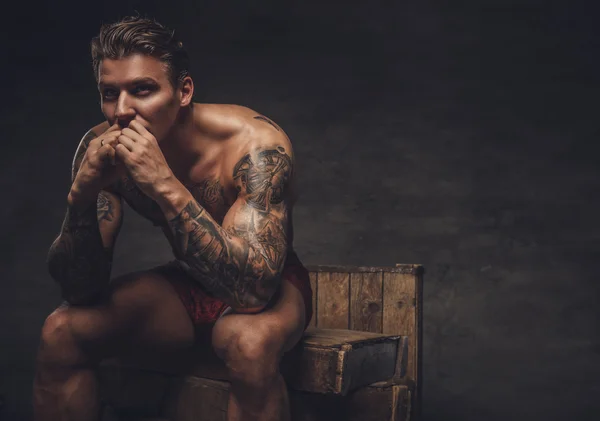 Naked muscular tattooed guy — Stock Photo, Image