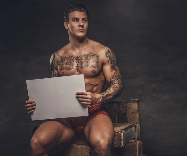 Γυμνή μυϊκή άντρας τατουάζ — Φωτογραφία Αρχείου