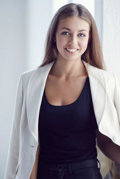 Retrato de mujer joven. — Foto de Stock