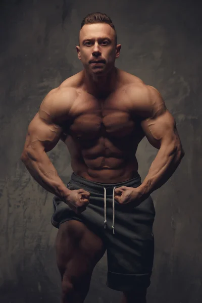 Bodybuilder tonen zijn torso. — Stockfoto