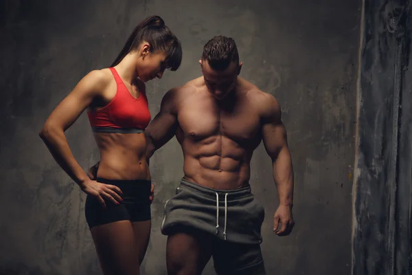 Guy y una mujer en ropa deportiva . — Foto de Stock