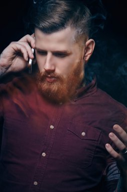 Garip adam yasaktır puro sakallı.