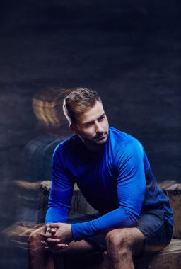 yakışıklı genç bir adam