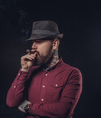 Kırmızı gömlekli sakallı adam