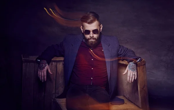 Hombre barbudo en traje casual —  Fotos de Stock