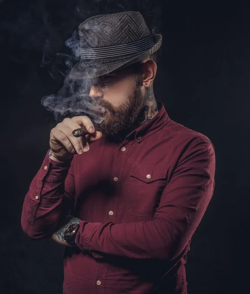 Hombre barbudo con camisa roja — Foto de Stock