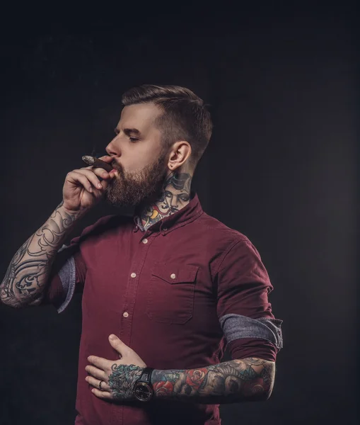 Hombre barbudo con camisa roja —  Fotos de Stock