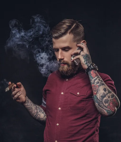 Vousatý muž s tetování — Stock fotografie