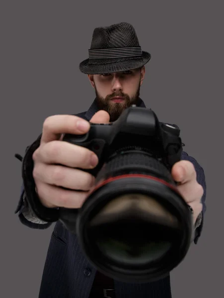 Uomo barbuto con fotocamera dslr . — Foto Stock