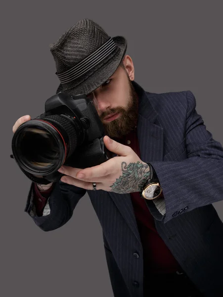 Uomo barbuto con fotocamera dslr . — Foto Stock