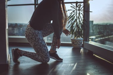 Kadının bacakları gri bir spor pantolon.