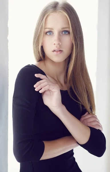 Młoda kobieta o niebieskich oczach. — Zdjęcie stockowe