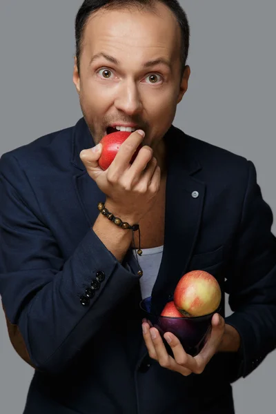 Un uomo che mangia una mela — Foto Stock