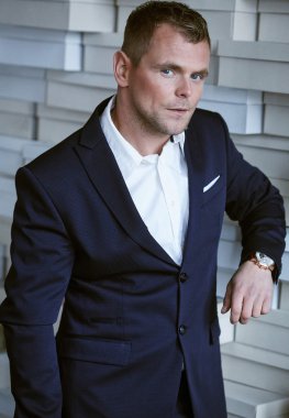 elbiseli ciddi adam.