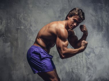 gömleksiz kaslı adam