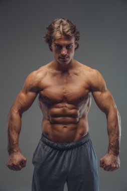 gömleksiz kaslı adam