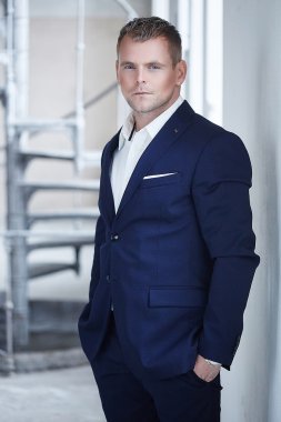 yakışıklı işadamı ile bir takım elbise.
