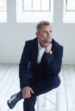 Takım elbiseli rahat iş adamı