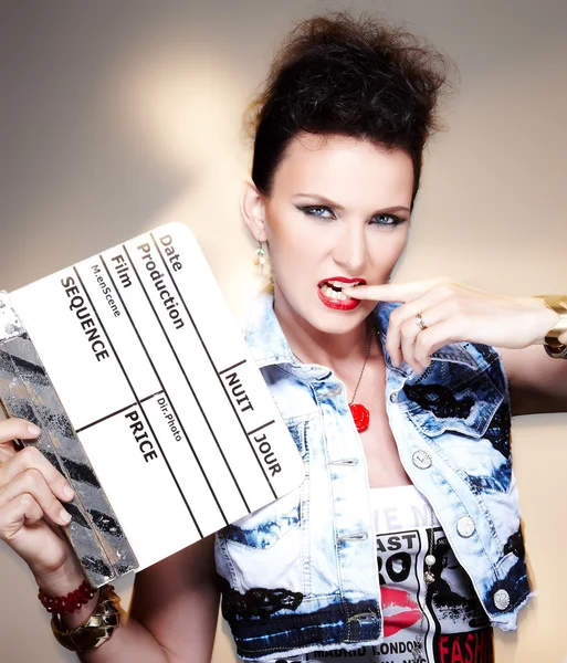 Mujer brillante con una tabla de aplausos . — Foto de Stock