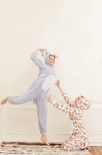 Mulheres brincalhões de pijama . — Fotografia de Stock