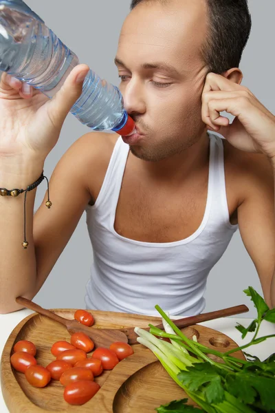 Homem sedento depois de comer salada — Fotografia de Stock